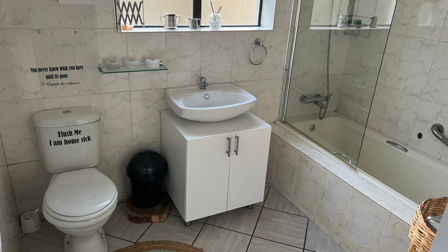 6 Bedroom Property for Sale in Fraaiuitsig Western Cape